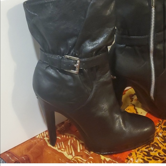 Like new Michael Kors boots size 9 leather - Picture 2 of 10